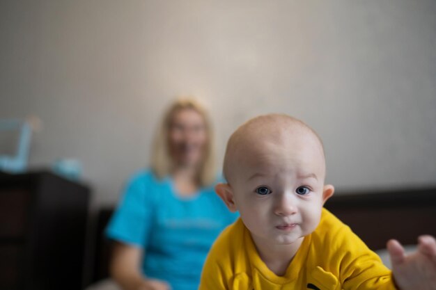 Foto baby, das zu hause mit seiner mutter spielt, lebensstil