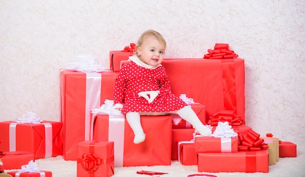 Baby erstes Weihnachten einmal im Leben Familienurlaub Little Baby Mädchen spielen in der Nähe von Stapel von Geschenkboxen Geschenke für Kinder erstes Weihnachten Feiern Sie erstes Weihnachten Weihnachtsgeschenke für Kleinkinder