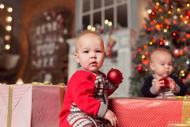 Baby erstes Weihnachten Schönes kleines Baby feiert Neujahr