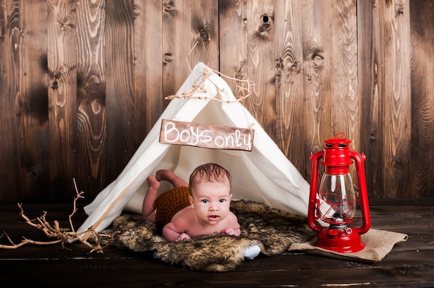 Baby, Fotostudio auf einem hölzernen Hintergrund