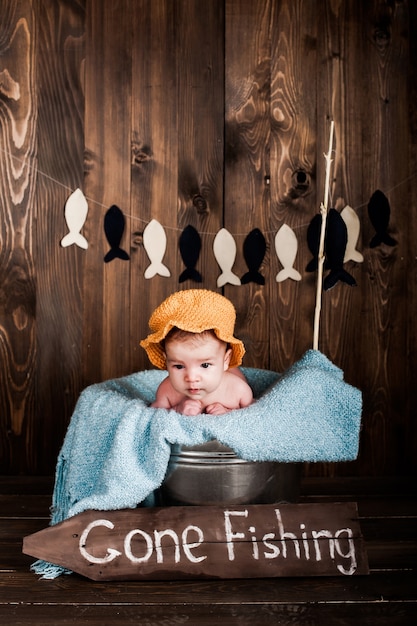 Baby, Fotostudio auf einem hölzernen Hintergrund