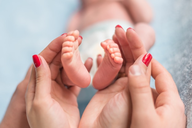 Baby Füße in Händen der Mutter