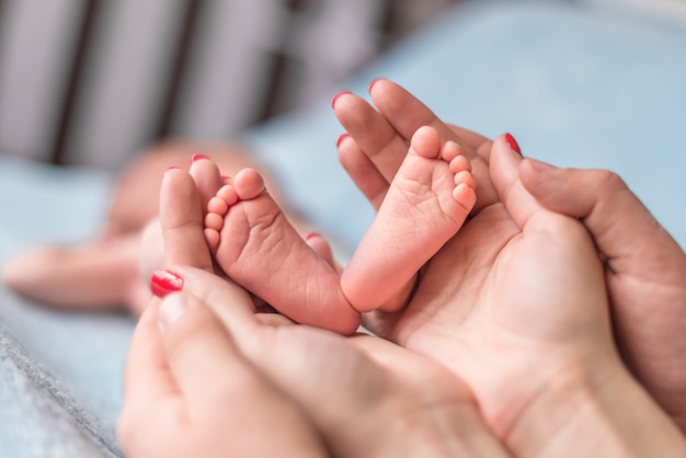 Baby Füße in Händen der Mutter