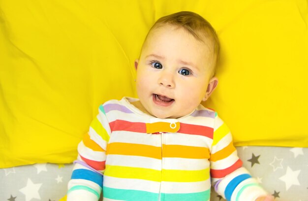 Baby geht in der krippe ins bett. selektiver fokus. kind.