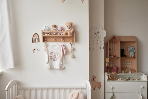 Baby gestrickte Kleidung und Accessoires Kinderzimmer Regal mit Spielzeug Babybett Kinderzimmer Interieur