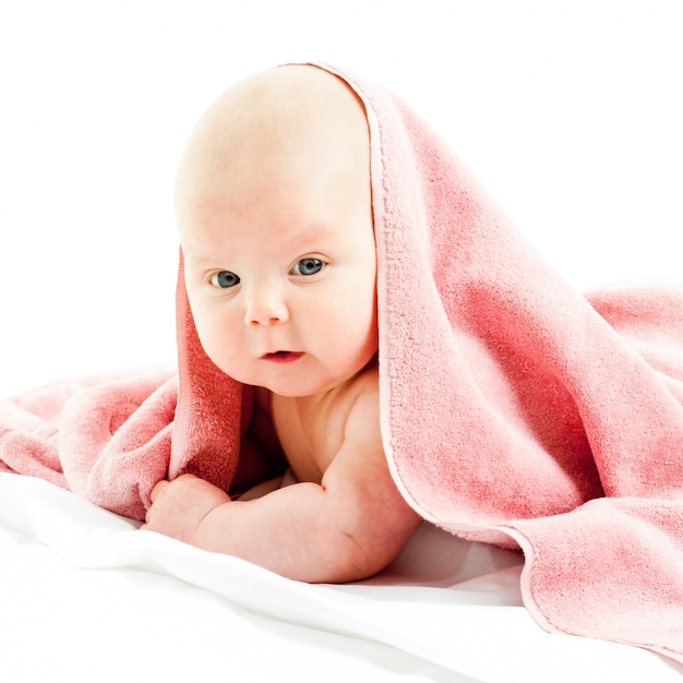 Foto baby girl im toalla