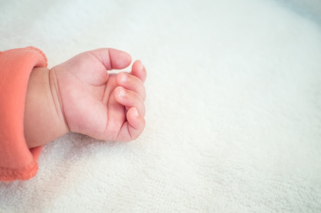 Baby Hand auf Decke Hintergrund
