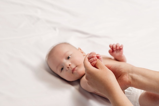 Baby Handmassage, Nahaufnahme der Hände und Hand des Babys
