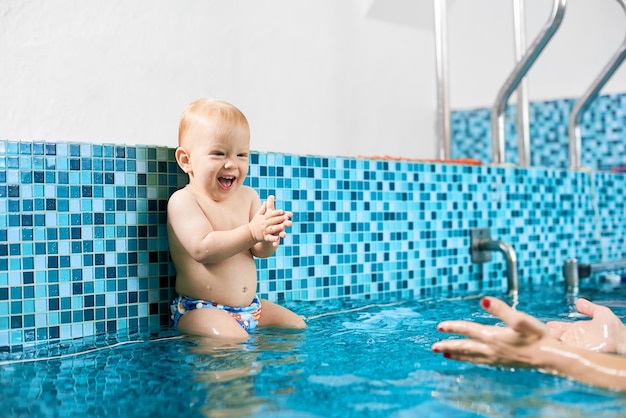 Baby hat Spaß im Schwimmbad