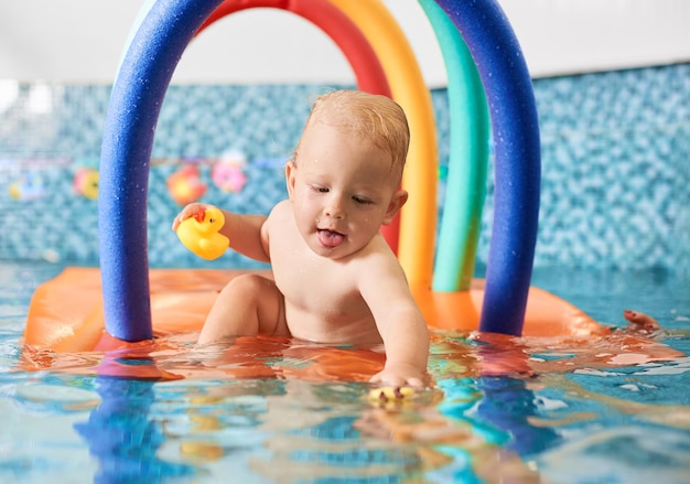 Baby hat Spaß im Schwimmbad