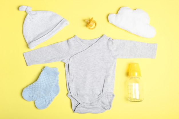 Baby Hintergrundkleidung und Accessoires für ein Baby