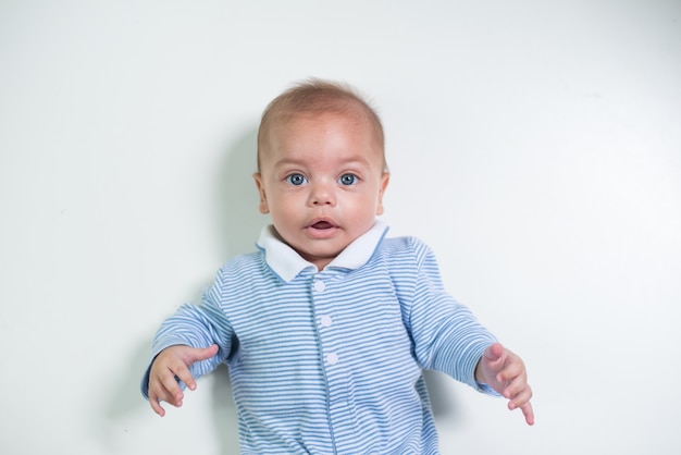 Baby im lokalisierten Hintergrund des Studios Weiß