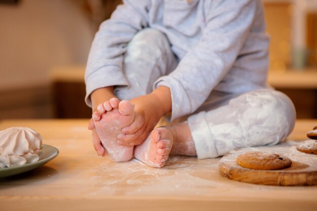 Baby im Schlafanzug in der Küche