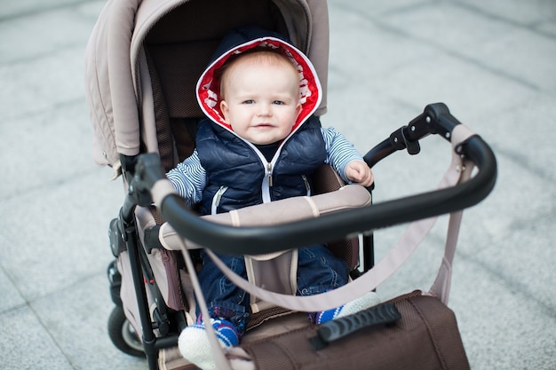 Baby im sitzenden Kinderwagen