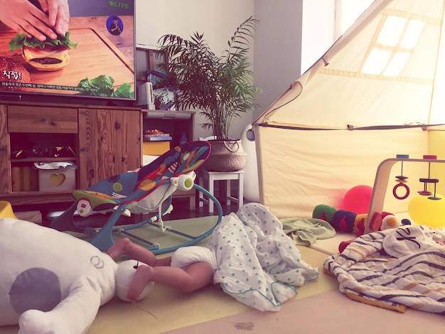 Baby im Zelt zu Hause