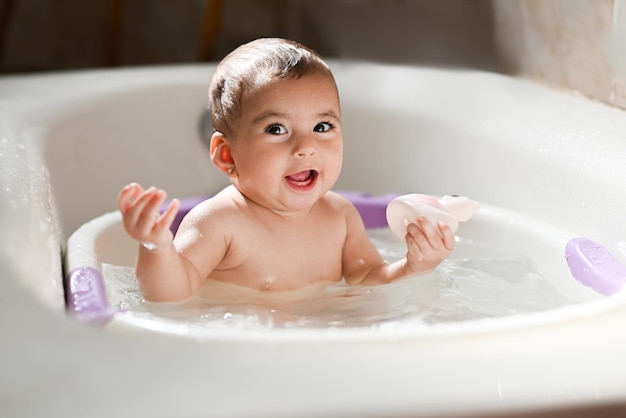 baby in der badewanne duschen