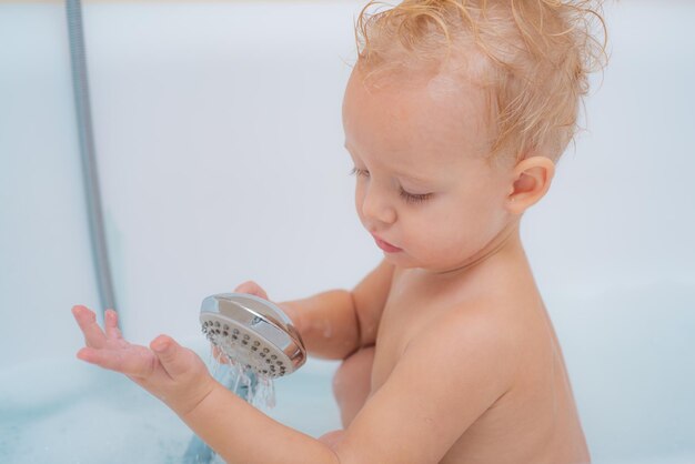 Baby in der Badewanne glückliches Kleinkind Baby beim Baden spielen mit Mutter und Schaum Kind Baby baden i...