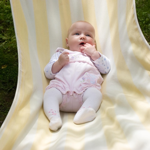 Foto baby in der hängematte