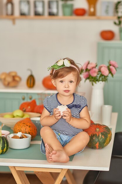 Baby in der Küche mit Thanksgiving-Dekorationen