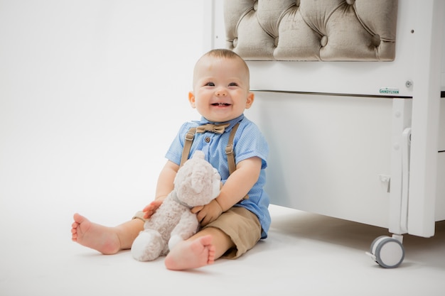 Baby in einem Babybett auf Grau