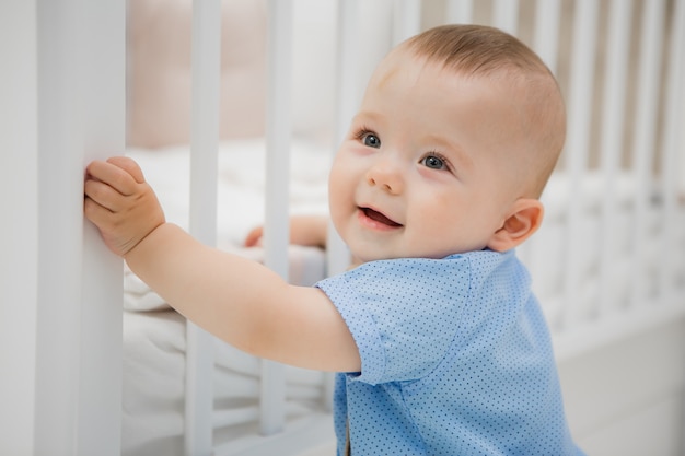 Baby in einem Bett auf grau