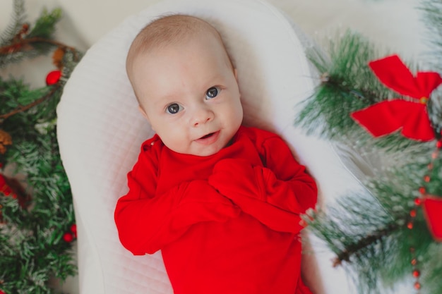 Baby in einem Kokon neues Jahr Ein Artikel über das neue Jahr Ein Artikel über Kinder Das erste neue Jahr des Babys Roter Body