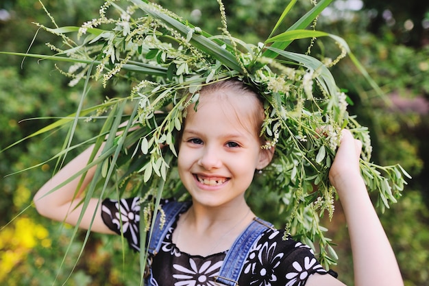 Baby in einem Kranz von Wildflowers