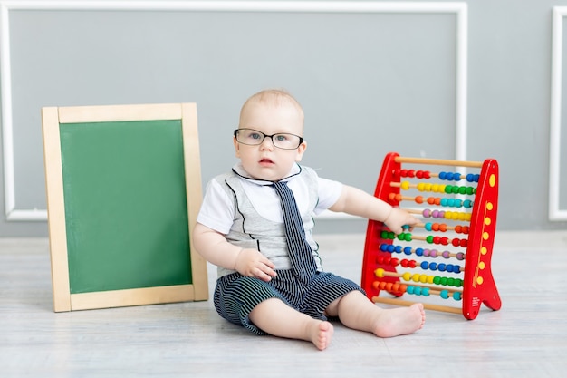 Baby in Gläsern mit Partituren und Kreidetafel mit Platz für Text, Schule und Lernkonzept