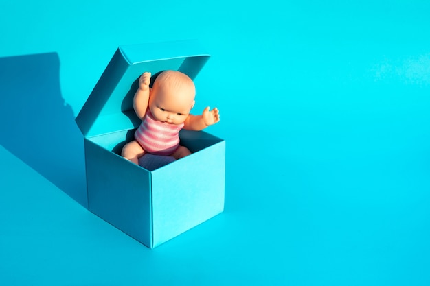 Baby innerhalb einer Box auf blauem Hintergrund