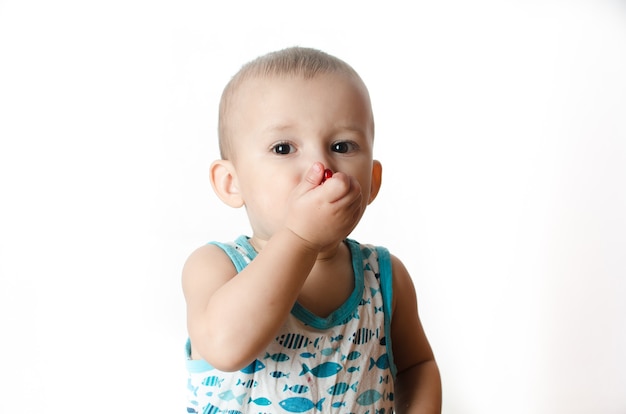 Baby isst einen Granatapfel, reif und saftig, sehr lecker und freudig