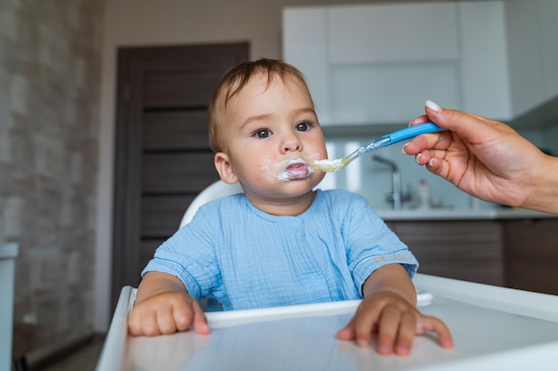 Baby isst Essen in der Küche