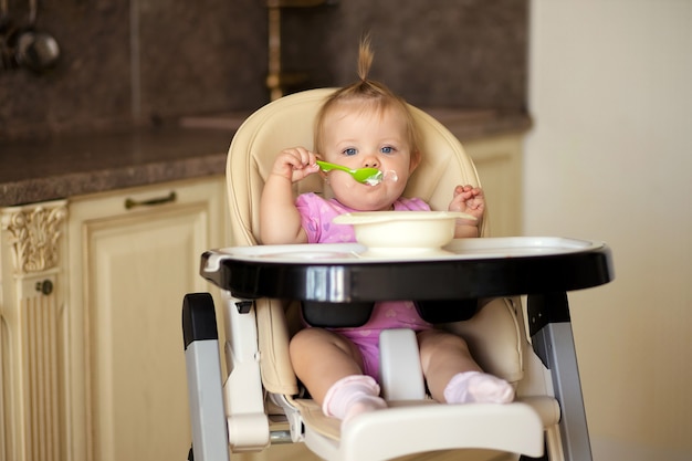 Baby isst leckeren Hüttenkäse oder Brei