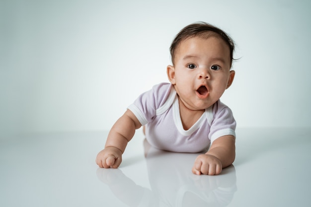 Baby ist auf dem Bauch