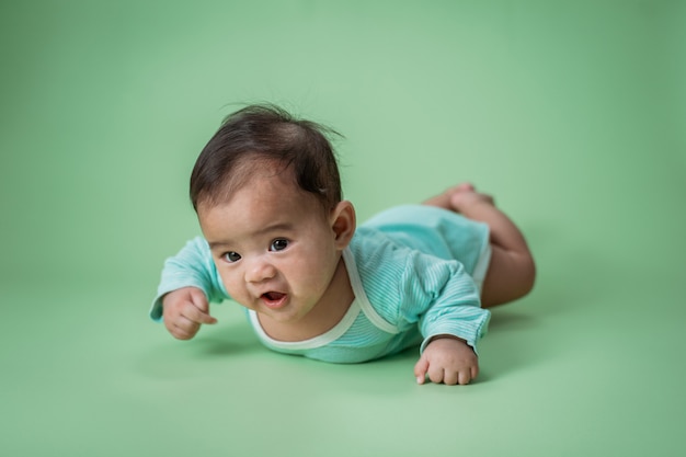 Baby ist auf seiner Magenentwicklung