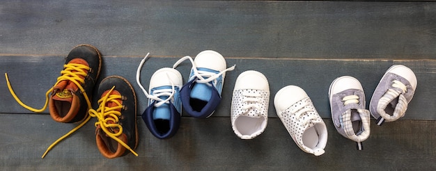 Baby Junge blaue Schuhe Vielfalt auf blauer Hintergrundfarbe Top-View