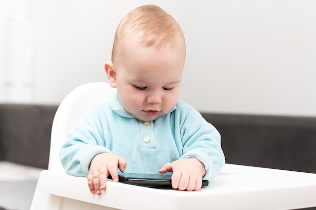 Baby-Kind, das mit Handy spielt