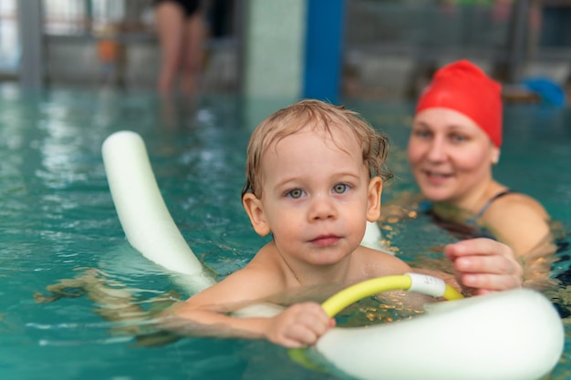 baby kind wasser niedlich kind blau für mädchen freude an aktivität liebe spielen schwimmen junge aqua freizeit