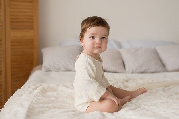 Baby. Kinderschutztag. Glückliche Kindheit. Frühkindliche Entwicklung. Pädagogisches Holzspielzeug. . Kind spielt mit Spielzeug. Glückliches Baby.