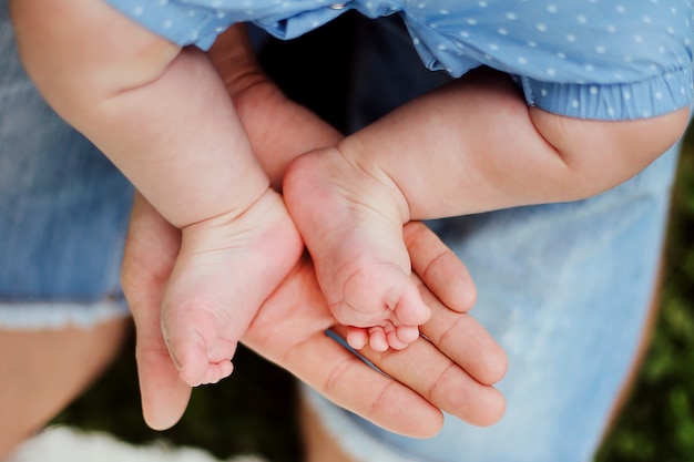 Baby kleine Füße in den Händen der Eltern