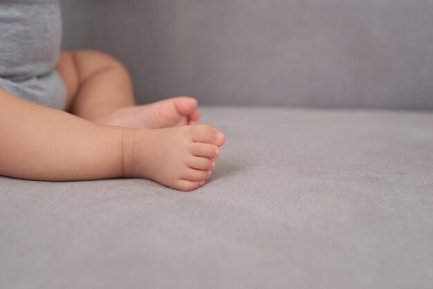 Baby-Kleinkind-Beine auf der Couch