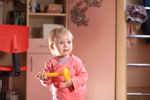 Baby-Kleinkind mit Spielzeug zu Hause, Telefoto