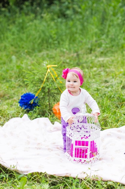 Baby Lächeln Picknick spielerische Wochenende Natur mit Familie