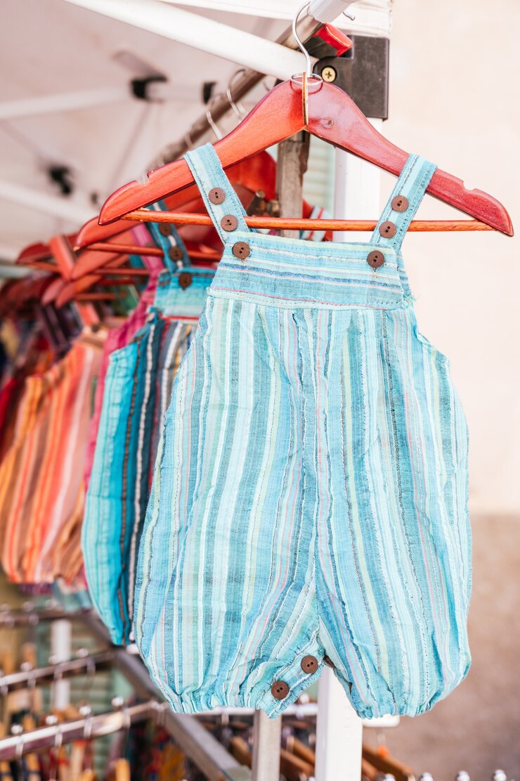 Baby-Latzhose an einem lokalen Straßenmarktstand. Typisch mallorquinische Kleidung