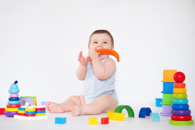 Baby Lernspielzeug Kid Play Bunte Holzspielzeug auf weißem Hintergrund Kindererziehung 7 Monate