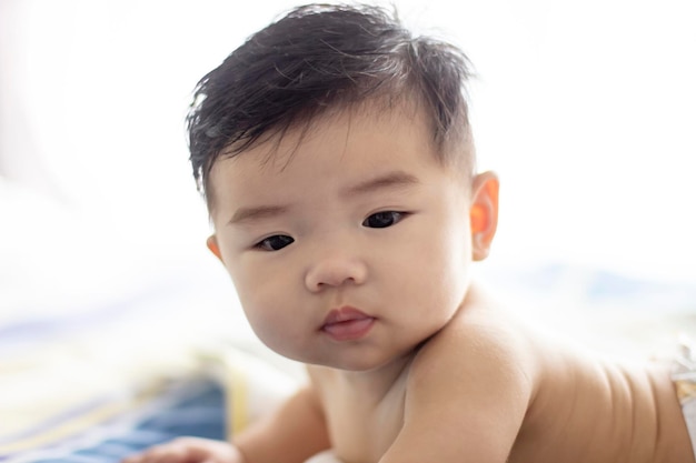 Baby liegt auf dem Bauch