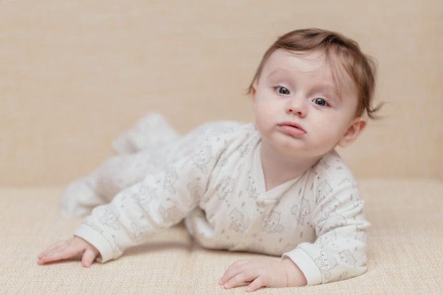 Baby liegt auf der Couch