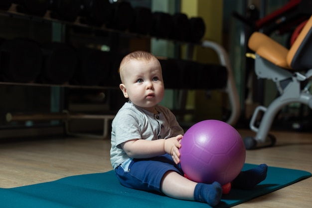 Baby macht Übungen