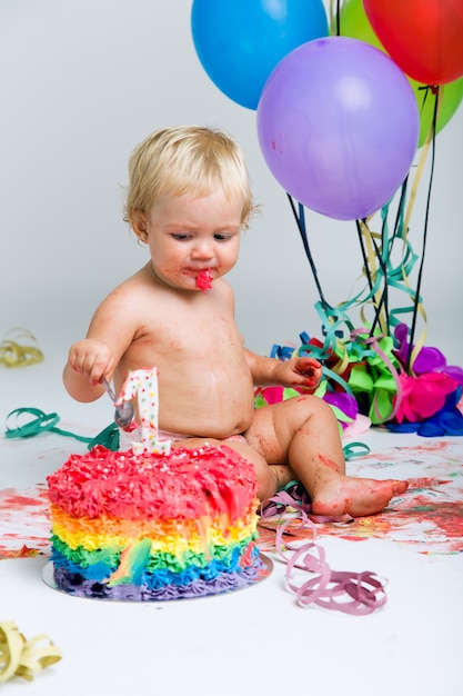 Baby Mädchen feiert ihre erste bithday mit Gourmet Kuchen und ba