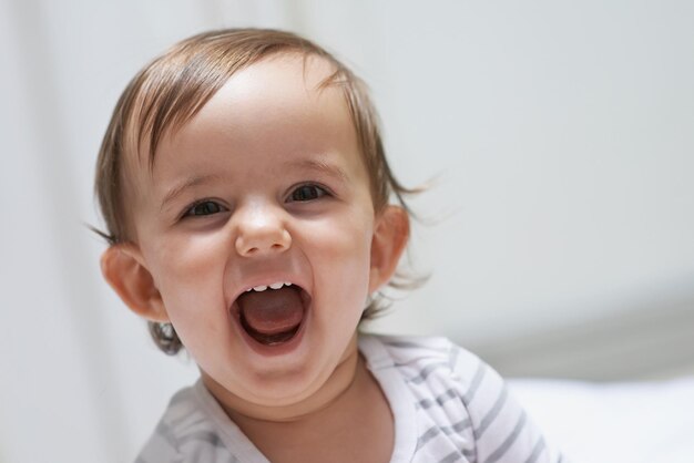 Foto baby mädchen lustig und glücklich für das spielen kinderentwicklung und säuglingswachstum mit gesicht sitzen und zu hause lachen fröhlich und gesund in guter stimmung kindheit oder fröhlich mit enthusiasmus kind oder entzückend