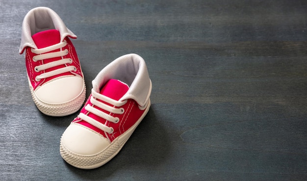 Baby Mädchen rosa Schuhe auf blauer Hintergrundfarbe Nahaufnahme